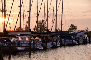 Happy Harbour Havenfeest Jachthaven Hindeloopen Zomeravond in Jachthaven Hindeloopen bij zonsondergang