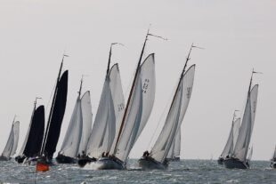IFKS Skûtsjesilen Hindeloopen Traditionele Friese zeilschepen met bolle zeilen tijdens een wedstrijd op het IJsselmeer